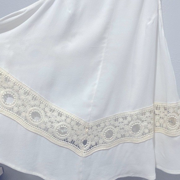 Astr Medium embroidered white halter tank - Picture 3 of 5